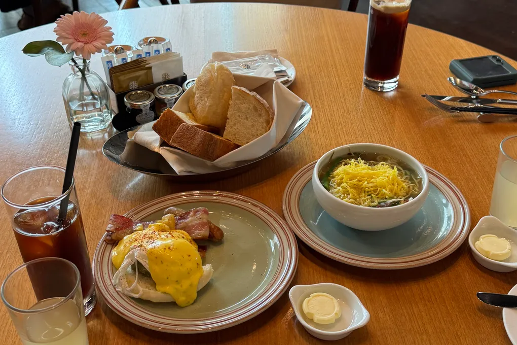 Western breakfast at Banyan Tree Seoul with eggs Benedict, bread, and iced coffee