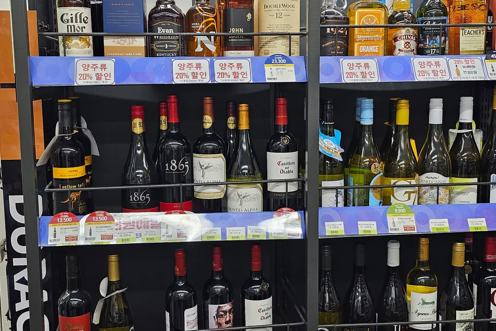 A wine section labeled CUBAR at a CU convenience store